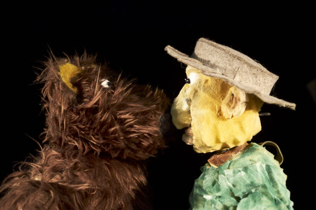 PREMIERE von Riese, Bär und eine Brücke