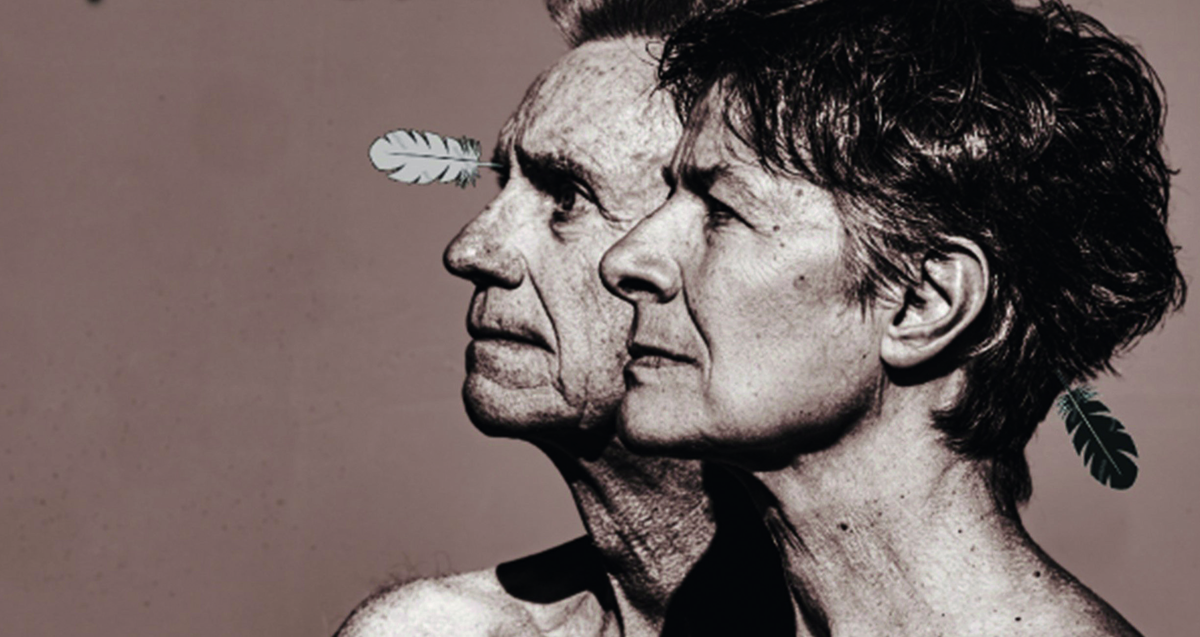 Porträtaufnahme eines älteren Mannes und einer älteren Frau im Profil, die eng nebeneinanderstehen und in dieselbe Richtung blicken. Das Bild ist künstlerisch reduziert gehalten, ergänzt durch grafische Feder-Elemente nahe ihren Köpfen.