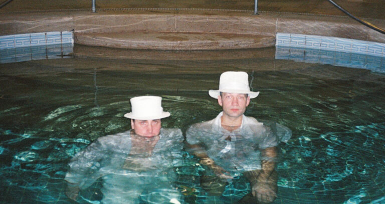 Das weiße Dorf – Zwei Männer. Ein Schiff. Ein Wiedersehen.