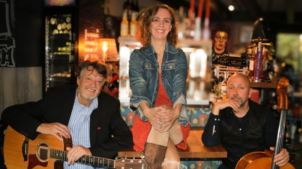 Café Voyage – Zwischen allen Stühlen