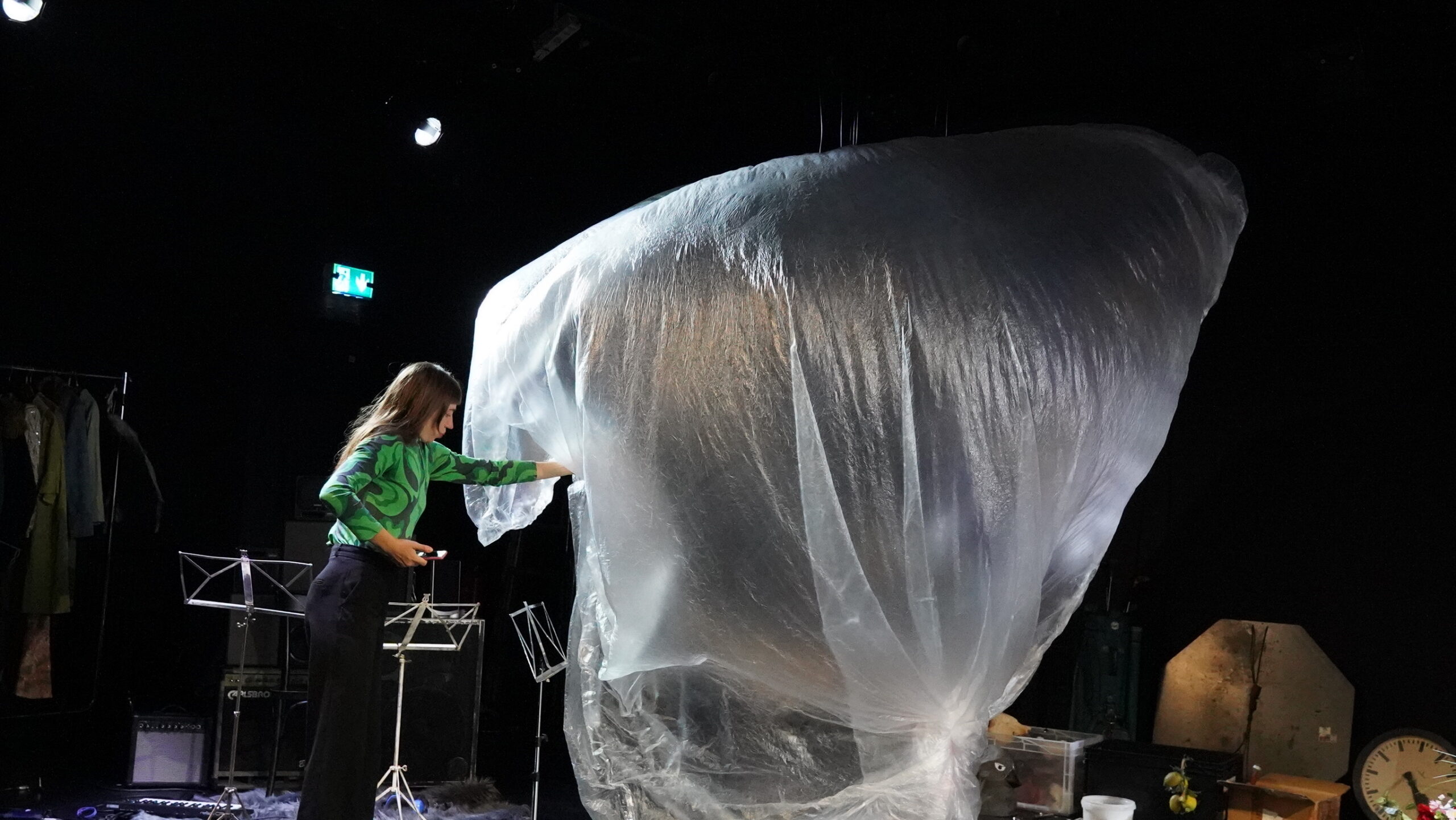 Das nie auf der Bühne getragene Kleid | theater VIEL LÄRM UM NICHTS